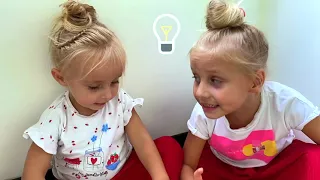 Alicia y Eva juegan a las escondidas con una manta mágica