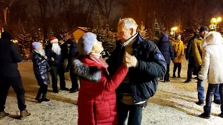 ХМЕЛЕЮ Я ОТ ЗАПАХА ТВОИХ ВОЛОС!💃🕺👍/ТАНЦЫ В ПАРКЕ ГОРЬКОГО ХАРЬКОВ ЯНВАРЬ 2022