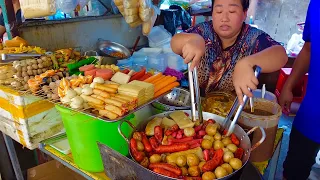 What A Fast Serving ! Amazing Vendor Fast Cutting & Serving Fried Meatballs | Cambodian Street Food