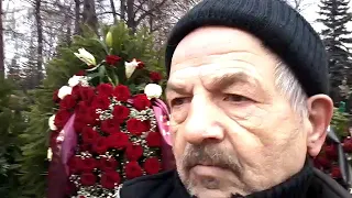 13.12.19 У могилы Лужкова Ю.М. на Новодевичьем кладбище