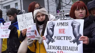 Третий год войны в Украине: жены просят вернуть мужей и учатся защищаться сами