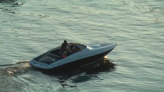 Amazing sounding V8-boat taking off