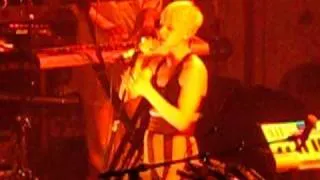 Robyn sings Indestructible at Metro, Chicago, Nov. 2010