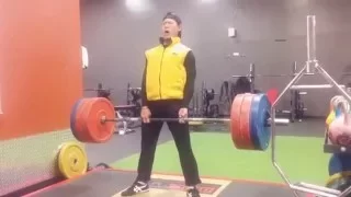 DAVID YEUNG - Two finger grip deadlifts. 295 lbs/134 kgs