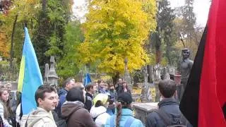 Співання «Червоної рути» біля могили Володимира Івасюка