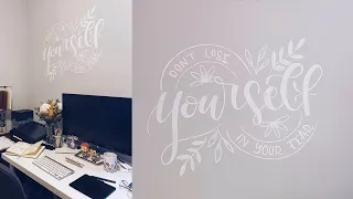 Pintando con Lettering la pared del estudio