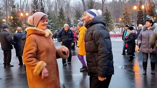 ТВОЯ МАРКИЗА, ЕЙ НЕ ДО СНА! ТАНЦЫ В ПАРКЕ ГОРЬКОГО ХАРЬКОВ СЧАСТЛИВЫЕ ДНИ ЯНВАРЬ 2022