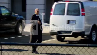 DC:OBAMA TAKES A STROLL OUTSIDE WHITE HOUSE