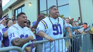 LSU player performs Haka dance with his dad before the game