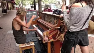 Mendigo toca el piano en la calle y sorprende a todo el mundo