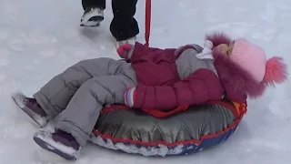 ВЛОГ Алиса катается с горки и на ватрушке Alice is riding with snow slides