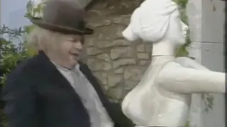 Бенни Хилл. Шоу Бенни Хилла: Бомж Benny Hill show: best moments #bennyhill #беннихилл #шоубеннихилла