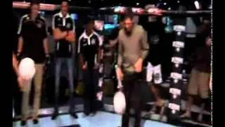 José Aldo perde para Kenny Florian nas embaixadinhas.