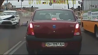 От удара водителя выбросило из машины
