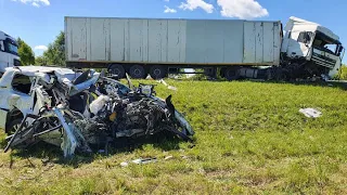 жуткое дтп в Кемеровской области 08.07.2021г- столкнулись "Toyota" и "DAF". Погибли четыре человека.