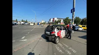 З місця події: У Києві на Перова кур’єр намагався «проскочити» перехрестя #НАЖИВО