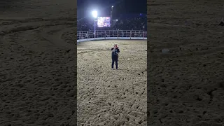 Zé Ricardo, antes do show em Mozarlândia-Go  narrando uma montaria em touros