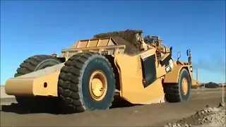 Скрепер CATERPILLAR в действии