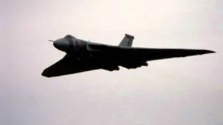 Vulcan XH558 fly past at Coventry Fly-in 26/09/2010