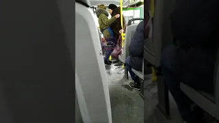 В Красноярске кондуктор автобуса подралась с пассажиркой из-за отсутствия маски