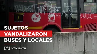 Encapuchados vandalizan fachadas y buses de Transmilenio en las marchas por el Día del Trabajador