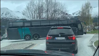 How a Norwegian bus drive roundabout