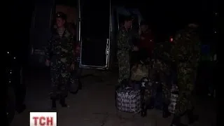 Українські військові з сім'ями вночі покидають Крим