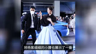 Yang Zi looks so thin, she wears a one-shoulder dress to attend the event, and she looks like