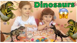 Яйца динозавров, растущие в воде. Dinosaurs toy eggs growing in water. Video for kids.