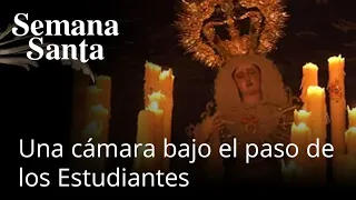 Semana Santa 2023 | Los costaleros bajo el paso de los Dolores de Sanlúcar de Barrameda, Cádiz
