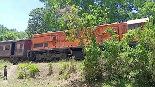 dumaan ang tren sa relis. pnr917&2540.