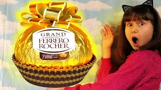 РАСПАКОВКА ОГРОМНОЙ КОНФЕТЫ FERRERO ROCHER!