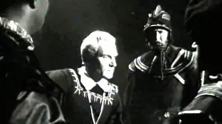 Hamlet (1948, Olivier) - Hamlet sees his father's ghost