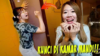 PRANK PUTRI KUNCI DI KAMAR MANDI!! KASIH SUARA KUNTILANAK DAN MATIIN LAMPU DIA GAK KUAT!!