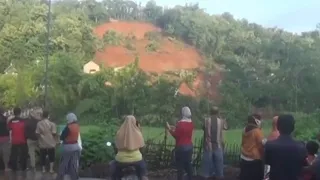 At least 10 killed in Indonesia landslide