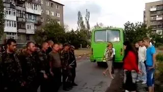 п Снежное  Украинских пленных военных выставили перед жителями 28 08 2014