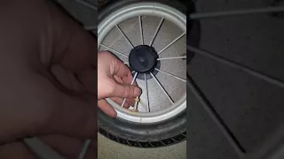 Как накачать колесо на детской коляске Инглизина