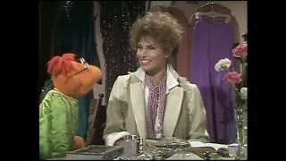 The Muppet Show - 311: Raquel Welch - Cold Open (1979)