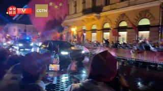 People wave national flags to welcome Xi Jinping in Budapest