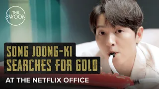 Song Joong-ki searches for gold at the Netflix office [ENG SUB]