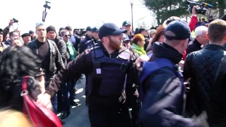 Поліція затримує того, на кого нападають сепаратисти. Одеса, 10.04.17