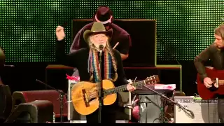Willie Nelson - Mammas Don't Let Your Babies Grow Up to Be Cowboys (Live at Farm Aid 2013)