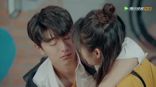 Holding Situ Mo's neck, Gu Weiyi pretended to be drunk and cute  - Put Your Head on My Shoulder