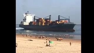 Cont Ship VALDIVIA dangerously approached beach / Капитан решил подойти поближе к пляжу