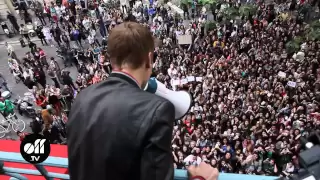 Justin Bieber chante au balcon @ Universal Paris