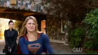 Supergirl S4 E10 supergirl fights with invisible aliens.