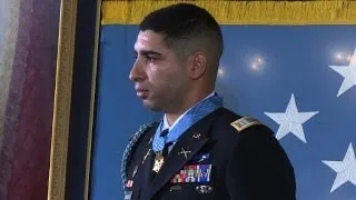 Obama gives 'hero' who tackled suicide bomber top military honor