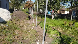 Городимо подвіря,Будуємо новий паркан. We are building a new fence 1