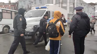 Новые задержания на незаконной акции в поддержку Навального в Брянске, набережная