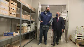 Xavier Bertrand en campagne au marché d'intérêt national de Rouen